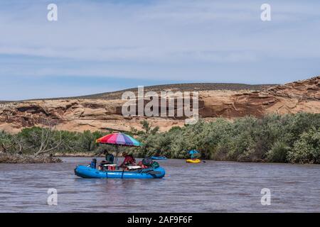 Eine Familie Rafting Trip durch die Schlucht des San Juan River im Südosten von Utah, USA. Stockfoto