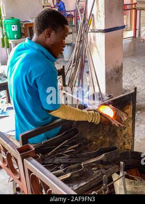 Tansania. Arusha. Behinderte Arbeitnehmer Gestaltung geschmolzenes Glas für Glas in Shanga, einem Zentrum für Kunsthandwerk Beschäftigung von Behinderten. Stockfoto