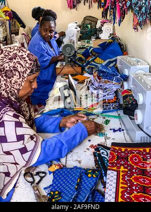 Tansania. Näherin arbeiten mit Stoff und Perlen in Shanga, einem Zentrum für Kunsthandwerk Beschäftigung von Behinderten. Stockfoto