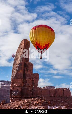 Heißluftballone fliegen im Monument Valley Ballon Festival im Monument Valley Navajo Tribal Park in Arizona. Der Turm ist der Daumen genannt Stockfoto