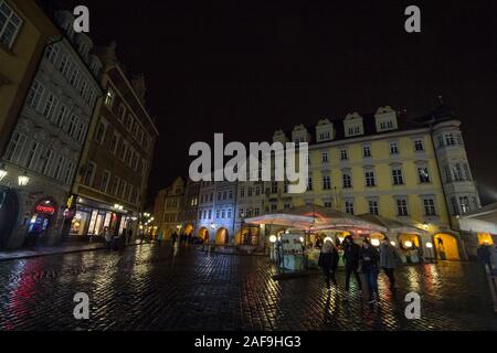 Prag, Tschechien - NOVEMBER 3, 2019: Male Namesti Square bei Nacht mit Touristen vorbei. Das Quadrat, gepflastert mit Kopfsteinpflaster, ist ein Wahrzeichen o Stockfoto