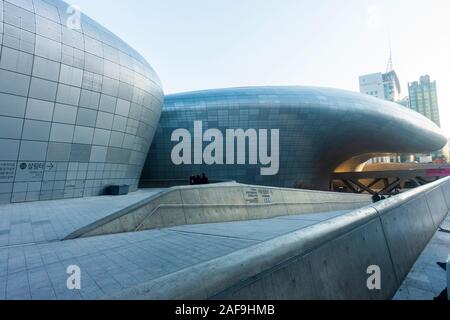 Seoul, Südkorea - Dezember 6th, 2019: Dongdaemun Design Plaza, dienen als ein wichtiger Schauplatz für Design-bezogene Messen und Konferenzen, Ausstellungen und andere Stockfoto