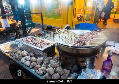 Seoul, Südkorea - Dezember 6th, 2019: Myeongdong Bezirk am Abend, beliebter Ort für Kosmetik und Beauty Shops und Street Food. Stockfoto