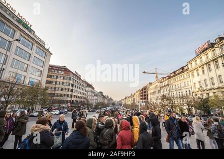 Prag, Tschechien - 31. OKTOBER 2019: Masse von Touristen vorbei und hetzen auf Vaclaske Namesti, oder dem Wenzelsplatz, überbevölkert, und eine große Tour Stockfoto