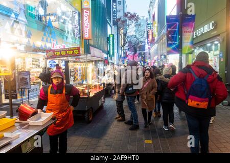 Seoul, Südkorea - Dezember 6th, 2019: Myeongdong Bezirk am Abend, beliebter Ort für Kosmetik und Beauty Shops und Street Food. Stockfoto