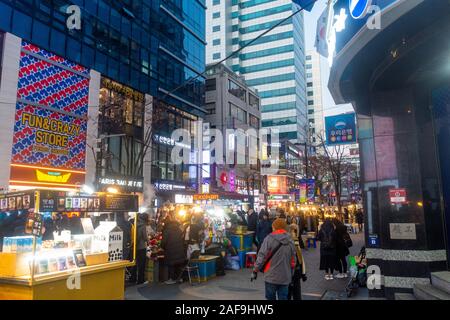 Seoul, Südkorea - Dezember 6th, 2019: Myeongdong Bezirk am Abend, beliebter Ort für Kosmetik und Beauty Shops und Street Food. Stockfoto