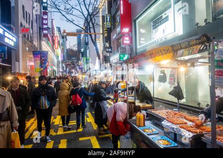Seoul, Südkorea - Dezember 6th, 2019: Myeongdong Bezirk am Abend, beliebter Ort für Kosmetik und Beauty Shops und Street Food. Stockfoto