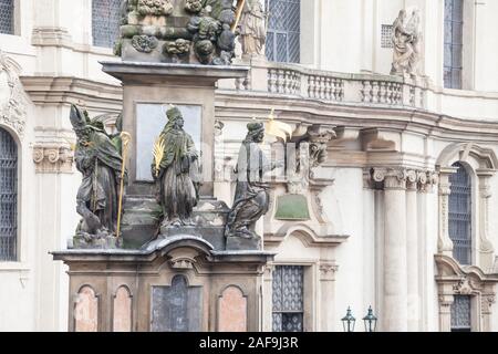 Morovy Sloup, auch als Säule der Heiligen Dreifaltigkeit, am Malostranske Namesti in Prag, Tschechische Republik, mit Blick auf die St. Nikolaus Kirche. Diese sind l Stockfoto