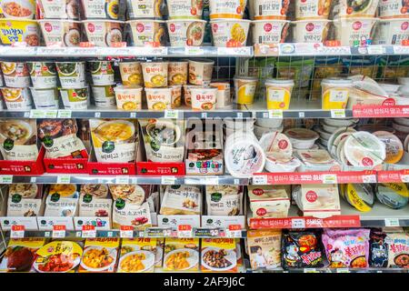 Seoul, Südkorea, 2019: Fertiggerichte auf Anzeige auf Regal im Supermarkt zu essen. Stockfoto