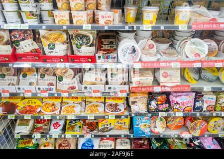 Seoul, Südkorea, 2019: Fertiggerichte auf Anzeige auf Regal im Supermarkt zu essen. Stockfoto