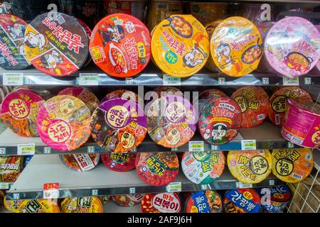 Seoul, Südkorea, 2019: Fertiggerichte auf Anzeige auf Regal im Supermarkt zu essen. Stockfoto