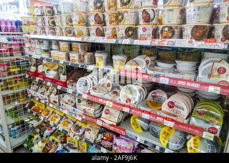 Seoul, Südkorea, 2019: Fertiggerichte auf Anzeige auf Regal im Supermarkt zu essen. Stockfoto