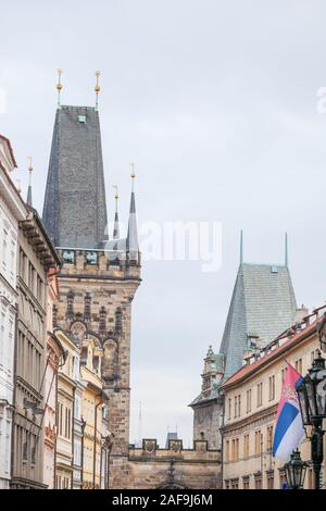 Bild der Lesser Town Bridge Tower von der Karlsbrücke, auch Malostranska mostecka Vez in Prag, Tschechische Republik umgeben von engen Medie Stockfoto