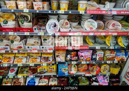 Seoul, Südkorea, 2019: Fertiggerichte auf Anzeige auf Regal im Supermarkt zu essen. Stockfoto