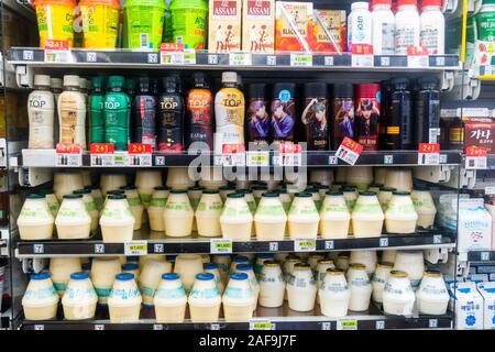 Seoul, Südkorea, 2019: Fertiggerichte auf Anzeige auf Regal im Supermarkt zu essen. Stockfoto