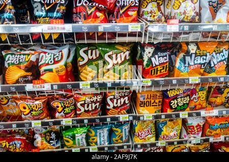 Seoul, Südkorea, 2019: Fertiggerichte auf Anzeige auf Regal im Supermarkt zu essen. Stockfoto