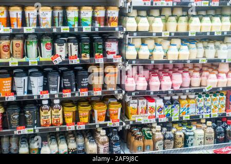 Seoul, Südkorea, 2019: Fertiggerichte auf Anzeige auf Regal im Supermarkt zu essen. Stockfoto