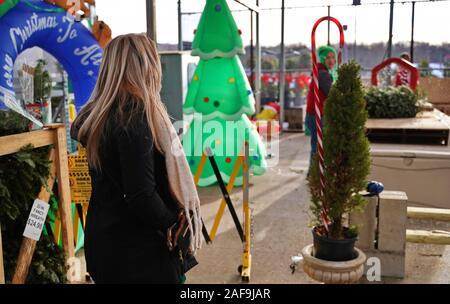 Cromwell, CT USA. Dez 2019. Kunde wartet auf Store Mitarbeiter ihr Weihnachtsbaum zu Net. Stockfoto