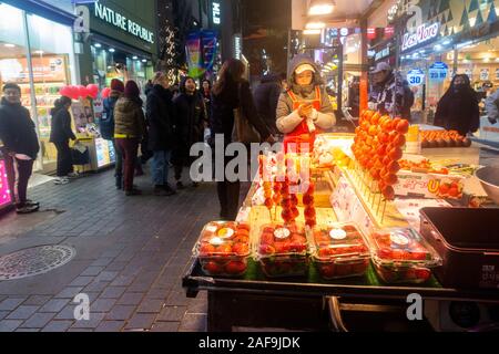 Seoul, Südkorea - Dezember 6th, 2019: Myeongdong Bezirk am Abend, beliebter Ort für Kosmetik und Beauty Shops und Street Food. Stockfoto