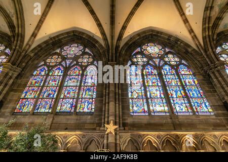 Straßburg, Frankreich - Dezember 1,2019: Glasfenster in der Kathedrale von Straßburg oder die Kathedrale Unserer Lieben Frau von Straßburg, auch bekannt als S Stockfoto