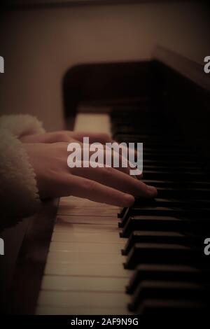 Hände spielen ein Klavier Stockfoto