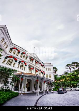 Singapur - Dez 6, 2019: Neu renoviertes Kolonialstil Raffles Hotel, 1899 eröffnet, ist nach dem Gründer Sir Stamford Raffles in Singapur genannt wurde. Stockfoto