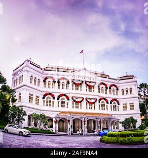 Singapur - Dez 6, 2019: Neu renoviertes Kolonialstil Raffles Hotel, 1899 eröffnet, ist nach dem Gründer Sir Stamford Raffles in Singapur genannt wurde. Stockfoto