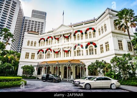 Singapur - Dez 6, 2019: Neu renoviertes Kolonialstil Raffles Hotel, 1899 eröffnet, ist nach dem Gründer Sir Stamford Raffles in Singapur genannt wurde. Stockfoto