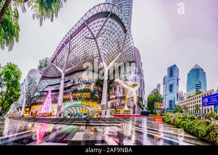 Singapur - Dez 2, 2019: Weihnachten Beleuchtung Dekoration an ION Orchard Einkaufszentrum in der Orchard Road in Singapur. Stockfoto