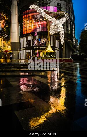 Singapur - Dez 2, 2019: Weihnachten Beleuchtung Dekoration an ION Orchard Einkaufszentrum in der Orchard Road in Singapur. Stockfoto