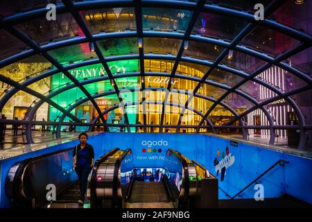 Singapur - Dez 2, 2019: Weihnachten Beleuchtung Dekoration an ION Orchard Einkaufszentrum in der Orchard Road in Singapur. Stockfoto