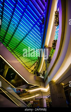 Singapur - Dez 2, 2019: Weihnachten Beleuchtung Dekoration an ION Orchard Einkaufszentrum in der Orchard Road in Singapur. Stockfoto