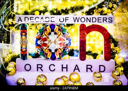 Singapur - Dez 2, 2019: Weihnachten Beleuchtung Dekoration an ION Orchard Einkaufszentrum in der Orchard Road in Singapur. Stockfoto