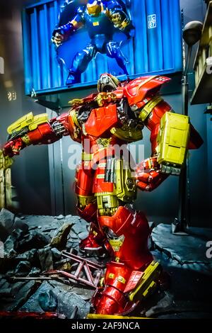 Singapur - 2 Dez, 2019: Iron Man bei Hulk Buster am Schlachtfeld Einstellung auf dem Display. Action Figuren Display von berühmten Marvel Comic Stockfoto