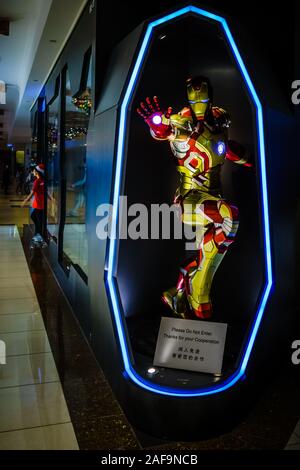 Singapur - 2 Dez, 2019: Iron Man bei Hulk Buster am Schlachtfeld Einstellung auf dem Display. Action Figuren Display von berühmten Marvel Comic Stockfoto