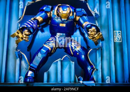 Singapur - 2 Dez, 2019: Iron Man bei Hulk Buster am Schlachtfeld Einstellung auf dem Display. Action Figuren Display von berühmten Marvel Comic Stockfoto