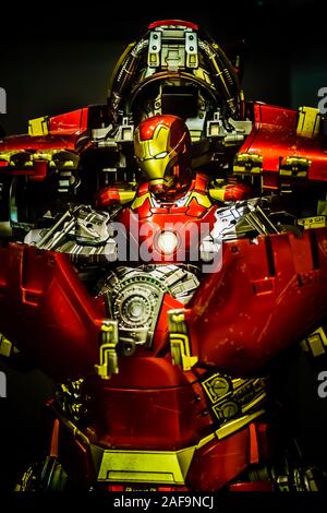 Singapur - 2 Dez, 2019: Iron Man bei Hulk Buster am Schlachtfeld Einstellung auf dem Display. Action Figuren Display von berühmten Marvel Comic Stockfoto