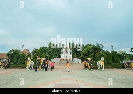 Phayao, Thailand - Oktober 13, 2019: Die Pho Khun Ngam Mueang Denkmal ist in den öffentlichen Park in der Nähe der Kwan Phayao See entfernt. Stockfoto