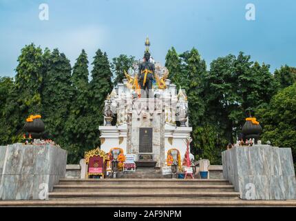 Phayao, Thailand - Oktober 13, 2019: Die Pho Khun Ngam Mueang Denkmal ist in den öffentlichen Park in der Nähe der Kwan Phayao See entfernt. Stockfoto