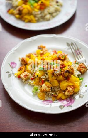 Tofu, gelbe Paprika, Chili-Tomatensoße mit Reis Stockfoto