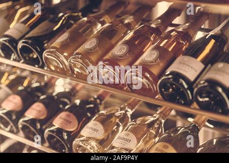 Paris, Frankreich - Dez 2019: Stimmung geschossen von Louis Roederer Cristal und Ruinart Blanc de Blancs Brut Champagner Weine in einem Regal im Restaurant. Schließen Stockfoto