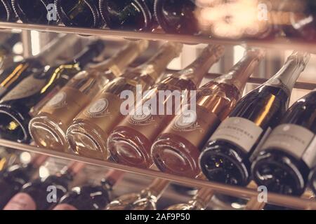 Paris, Frankreich - Dez 2019: Stimmung schuss Sekt brut Champagne Louis Roederer Cristal Rose 2009 und andere Weine in einem Regal im Restaurant. Nahaufnahme Stockfoto