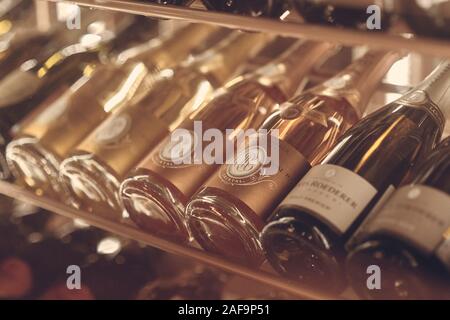 Paris, Frankreich - Dez 2019: Stimmung schuss Sekt brut Champagne Louis Roederer Cristal Rose 2009 und andere Weine in einem Regal im Restaurant. Nahaufnahme Stockfoto