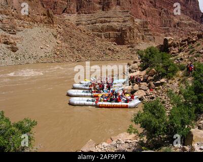 33' S-rig Flöße am Ufer des Cataract Canyon auf dem Colorado River im Canyonlands National Park in Utah. Stockfoto