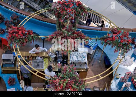 Die Leute von oben auf ein Thailand Shopping Mall Stockfoto