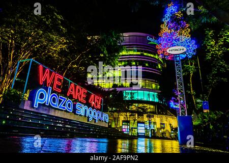 Singapur - Dez 2, 2019: Schöne Weihnachten Beleuchtung Dekoration gegenüber der Plaza Singapura. Stockfoto