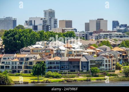 Hohe Dichte flaches Wohnhäuser entlang des Swan River in Perth, Western Australia. Stockfoto