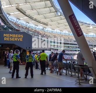 Polizei und Security Guard in der Nähe der WACA Mitglieder Gehäuse bei Optus Stadion während Australien Neuseeland Grille Test Match Perth Western Australia. Stockfoto