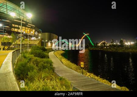 Optus Stadion am Ufer des Swan River und Matagarup Brücke Perth Western Australia. Stockfoto