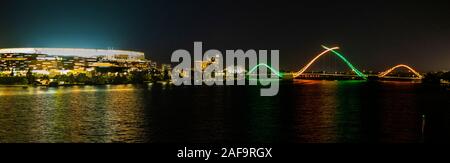 Optus Stadion am Ufer des Swan River und Matagarup Brücke Perth Western Australia. Stockfoto